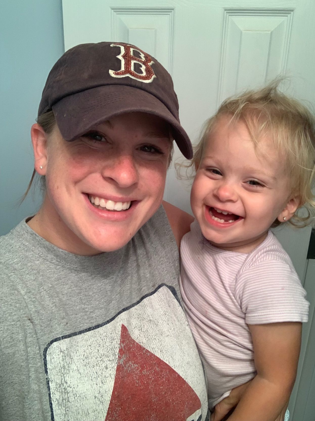 Slain officer with her daughter2